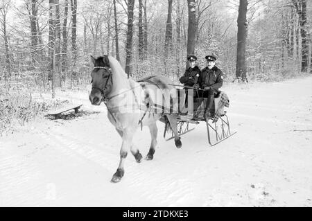 Polizei im Schlitten, 00-12-1985, Whizgle News aus der Vergangenheit, zugeschnitten auf die Zukunft. Erkunden Sie historische Geschichten, das Image der niederländischen Agentur aus einer modernen Perspektive, die die Lücke zwischen den Ereignissen von gestern und den Erkenntnissen von morgen überbrückt. Eine zeitlose Reise, die die Geschichten prägt, die unsere Zukunft prägen Stockfoto