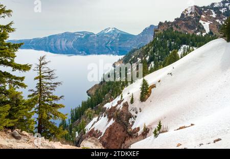 Blick über den Rand des Crater Lake National Park in Oregon, USA Stockfoto