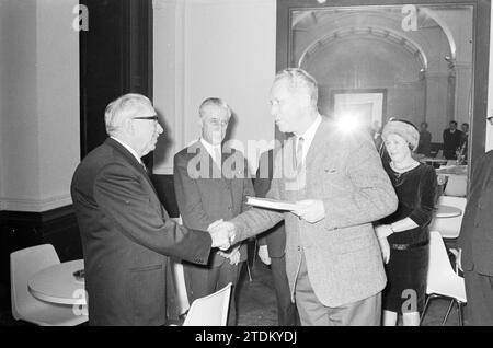 Jubilarian erhält Glückwünsche und ein Buch-Geschenk, Whizgle News from the Past, zugeschnitten auf die Zukunft. Erkunden Sie historische Geschichten, das Image der niederländischen Agentur aus einer modernen Perspektive, die die Lücke zwischen den Ereignissen von gestern und den Erkenntnissen von morgen überbrückt. Eine zeitlose Reise, die die Geschichten prägt, die unsere Zukunft prägen Stockfoto