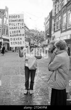 Demonstration "Polizei-Autoradiebe", ein-Mann-Demonstrator.", Demonstration, 20-11-1986, Whizgle News aus der Vergangenheit, zugeschnitten auf die Zukunft. Erkunden Sie historische Geschichten, das Image der niederländischen Agentur aus einer modernen Perspektive, die die Lücke zwischen den Ereignissen von gestern und den Erkenntnissen von morgen überbrückt. Eine zeitlose Reise, die die Geschichten prägt, die unsere Zukunft prägen Stockfoto