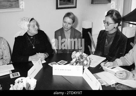 Arbeitsbesuch des Kommissars der Königin Zandvoort, Zandvoort, Zandvoort, 21-03-1985, Whizgle News aus der Vergangenheit, zugeschnitten auf die Zukunft. Erkunden Sie historische Geschichten, das Image der niederländischen Agentur aus einer modernen Perspektive, die die Lücke zwischen den Ereignissen von gestern und den Erkenntnissen von morgen überbrückt. Eine zeitlose Reise, die die Geschichten prägt, die unsere Zukunft prägen Stockfoto