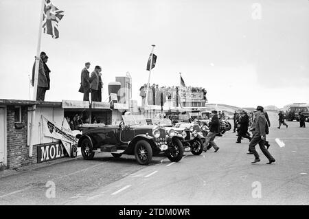 Demonstration und Rennen von antiken Autos auf der Rennstrecke, Zandvoort, 00-00-1962, Whizgle News from the Past, maßgeschneidert für die Zukunft. Erkunden Sie historische Geschichten, das Image der niederländischen Agentur aus einer modernen Perspektive, die die Lücke zwischen den Ereignissen von gestern und den Erkenntnissen von morgen überbrückt. Eine zeitlose Reise, die die Geschichten prägt, die unsere Zukunft prägen Stockfoto