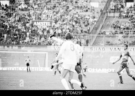 Football Amsterdam 701, Anderlecht - Leeds United, Football, 06-08-1976, Whizgle News from the Past, Tailored for the Future. Erkunden Sie historische Geschichten, das Image der niederländischen Agentur aus einer modernen Perspektive, die die Lücke zwischen den Ereignissen von gestern und den Erkenntnissen von morgen überbrückt. Eine zeitlose Reise, die die Geschichten prägt, die unsere Zukunft prägen Stockfoto