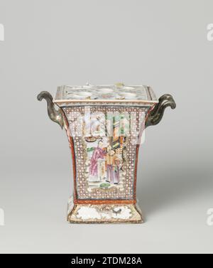 Quadratischer Teigtopf mit Figuren auf einer Terrasse, Vögel und Blumensprays, anonym, ca. 1770 - ca. 1790 Deckel aus quadratischem Blumentopf oder Vase aus Porzellan, auf der Glasur in blau, rot, rosa, grün, gelb gemalt, lila, schwarz und Gold. Der Deckel wurde gebrochen und an vier Stellen mit Eisendraht wiederhergestellt. Europäische Formen mit Familie Rose/Mandarine. Porzellan. Glasur. Gold (Metall). Silberne (Metall-)Malerei/Vergoldung/Verglasung eines quadratischen Blumentopfes oder einer Vase aus Porzellan, auf der Glasur in blau, rot, rosa, grün, gelb gemalt, lila, schwarz und Gold. Der Deckel wurde gebrochen und mit Eisendraht wieder hergestellt Stockfoto