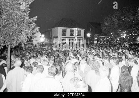 Geschäftig Gasthuisplein Zandvoort., Geschäftig, Zandvoort, Zandvoort, Gasthuisplein, 06-08-1988, Whizgle News aus der Vergangenheit, zugeschnitten auf die Zukunft. Erkunden Sie historische Geschichten, das Image der niederländischen Agentur aus einer modernen Perspektive, die die Lücke zwischen den Ereignissen von gestern und den Erkenntnissen von morgen überbrückt. Eine zeitlose Reise, die die Geschichten prägt, die unsere Zukunft prägen Stockfoto