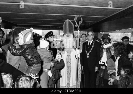 St. Nikolaus in IJmuiden - Heemskerk - Velsen-Noord, St. Nicholas, Sinterklaas, 23. 11. 1974, Whizgle News aus der Vergangenheit, zugeschnitten auf die Zukunft. Erkunden Sie historische Geschichten, das Image der niederländischen Agentur aus einer modernen Perspektive, die die Lücke zwischen den Ereignissen von gestern und den Erkenntnissen von morgen überbrückt. Eine zeitlose Reise, die die Geschichten prägt, die unsere Zukunft prägen Stockfoto