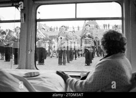 Schiff Henry Dunant vom niederländischen Roten Kreuz im Hafen von IJmuiden, IJmuiden, Niederlande, Whizgle News aus der Vergangenheit, zugeschnitten auf die Zukunft. Erkunden Sie historische Geschichten, das Image der niederländischen Agentur aus einer modernen Perspektive, die die Lücke zwischen den Ereignissen von gestern und den Erkenntnissen von morgen überbrückt. Eine zeitlose Reise, die die Geschichten prägt, die unsere Zukunft prägen Stockfoto