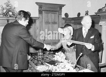 Abschied Bürgermeister Nawijn Juwel. Zandvoort, Bürgermeister, 30-06-1977, Whizgle News aus der Vergangenheit, zugeschnitten auf die Zukunft. Erkunden Sie historische Geschichten, das Image der niederländischen Agentur aus einer modernen Perspektive, die die Lücke zwischen den Ereignissen von gestern und den Erkenntnissen von morgen überbrückt. Eine zeitlose Reise, die die Geschichten prägt, die unsere Zukunft prägen Stockfoto