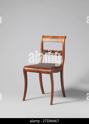 Stuhl mit Schwänen, Anonym, 1830 Stuhl aus einem Set von zehn Stühlen und vier Sesseln aus teils massivem und teils verleimtem Mahagoni auf Ulmenkern. Lose verdeckte Sitze. Die quadratischen Hinterbeine liegen nach hinten. Neun Stühle und ein Sessel haben quadratische, leicht abgerundete Vorderbeine; der Rest hat runde, bewegliche Vorderbeine. Die gestreckten S-förmigen Rücken haben eine geformte Zwischenregel mit einer Palme, die von zwei Schwänen flankiert wird, die sich mit den Hälsen nach hinten beugen. Die flachen, volutenförmigen Armlehnen verlaufen hinten hoch. Nördliche Niederlande Holz (Pflanzenmaterial). Mahagoni (Holz). ulme (Holz). Textil Stockfoto
