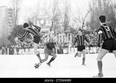 Fußballspiel EDO - Haarlem, Whizgle News aus der Vergangenheit, zugeschnitten auf die Zukunft. Erkunden Sie historische Geschichten, das Image der niederländischen Agentur aus einer modernen Perspektive, die die Lücke zwischen den Ereignissen von gestern und den Erkenntnissen von morgen überbrückt. Eine zeitlose Reise, die die Geschichten prägt, die unsere Zukunft prägen Stockfoto