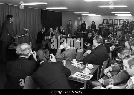 Präsentation des Buches „Help we are Developed“ The Hague Nieuwspoort, Spectrum, 14-03-1978, Whizgle News from the Past, Tailored for the Future. Erkunden Sie historische Geschichten, das Image der niederländischen Agentur aus einer modernen Perspektive, die die Lücke zwischen den Ereignissen von gestern und den Erkenntnissen von morgen überbrückt. Eine zeitlose Reise, die die Geschichten prägt, die unsere Zukunft prägen Stockfoto