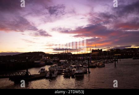 Winterliche Dämmerung über dem Hafen in Scarborough an der Yorkshire Coast. Stockfoto