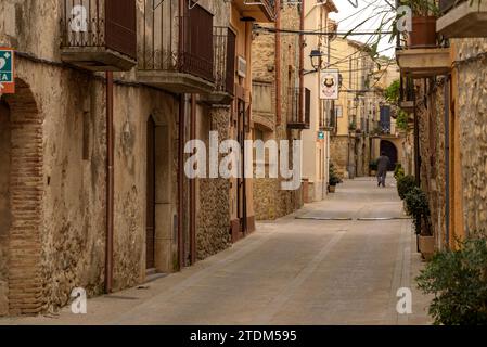 Eine Straße im Dorf Terrades an einem bewölkten Herbstmorgen (Alt Empordà, Girona, Katalonien, Spanien) ESP: Una calle del pueblo de Terrades (Gerona) Stockfoto