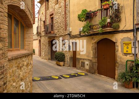 Eine Straße im Dorf Terrades an einem bewölkten Herbstmorgen (Alt Empordà, Girona, Katalonien, Spanien) ESP: Una calle del pueblo de Terrades (Gerona) Stockfoto