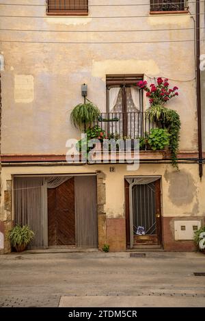 Eine Straße im Dorf Terrades an einem bewölkten Herbstmorgen (Alt Empordà, Girona, Katalonien, Spanien) ESP: Una calle del pueblo de Terrades (Gerona) Stockfoto