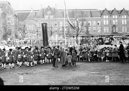 Ankunft von Sinterklaas in Amsterdam in der Kirche Sint Nicolaas und Begrüßung durch den stellvertretenden Bürgermeister A. de Roos. St. Nicholas., Amsterdam, Prins Hendrikkade, Niederlande, 19-11-1960, Whizgle News aus der Vergangenheit, zugeschnitten auf die Zukunft. Erkunden Sie historische Geschichten, das Image der niederländischen Agentur aus einer modernen Perspektive, die die Lücke zwischen den Ereignissen von gestern und den Erkenntnissen von morgen überbrückt. Eine zeitlose Reise, die die Geschichten prägt, die unsere Zukunft prägen Stockfoto