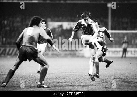 AZ'67 spielt in der dritten Runde des UEFA-Cups gegen den FK Radnički Niš (Jugoslawien) im de Alkmaarderhout-Stadion in Alkmaar. Es wurde 5:0. Spielen Sie Football., Alkmaar, 10-12-1980, Whizgle News aus der Vergangenheit, zugeschnitten auf die Zukunft. Erkunden Sie historische Geschichten, das Image der niederländischen Agentur aus einer modernen Perspektive, die die Lücke zwischen den Ereignissen von gestern und den Erkenntnissen von morgen überbrückt. Eine zeitlose Reise, die die Geschichten prägt, die unsere Zukunft prägen Stockfoto