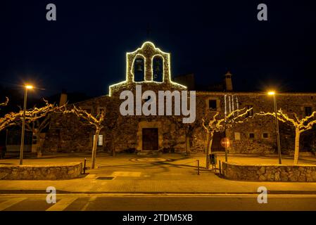 Kirche Sant Mateu de Vall-llobrega, beleuchtet bei Nacht zu Weihnachten (Baix Empordà, Girona, Katalonien, Spanien) ESP: Iglesia Sant Mateu Vall-llobrega Stockfoto