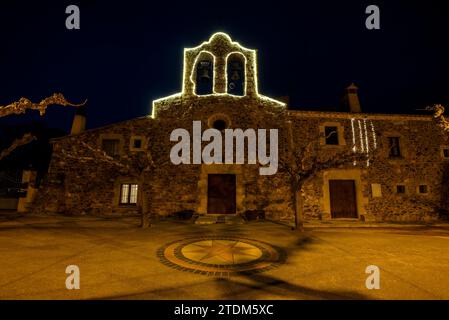 Kirche Sant Mateu de Vall-llobrega, beleuchtet bei Nacht zu Weihnachten (Baix Empordà, Girona, Katalonien, Spanien) ESP: Iglesia Sant Mateu Vall-llobrega Stockfoto