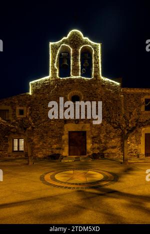 Kirche Sant Mateu de Vall-llobrega, beleuchtet bei Nacht zu Weihnachten (Baix Empordà, Girona, Katalonien, Spanien) ESP: Iglesia Sant Mateu Vall-llobrega Stockfoto