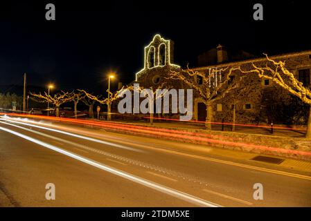 Kirche Sant Mateu de Vall-llobrega, beleuchtet bei Nacht zu Weihnachten (Baix Empordà, Girona, Katalonien, Spanien) ESP: Iglesia Sant Mateu Vall-llobrega Stockfoto