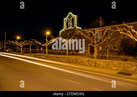 Kirche Sant Mateu de Vall-llobrega, beleuchtet bei Nacht zu Weihnachten (Baix Empordà, Girona, Katalonien, Spanien) ESP: Iglesia Sant Mateu Vall-llobrega Stockfoto