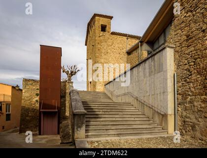 Kirche Sant Pere der Burg Vilopriu an einem bewölkten Herbstnachmittag (Baix Empordà, Girona, Katalonien, Spanien) ESP: Iglesia de Sant Pere de Vilopriu Stockfoto