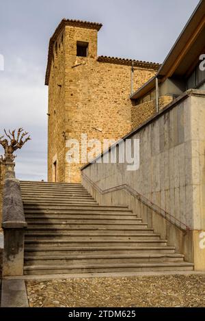 Kirche Sant Pere der Burg Vilopriu an einem bewölkten Herbstnachmittag (Baix Empordà, Girona, Katalonien, Spanien) ESP: Iglesia de Sant Pere de Vilopriu Stockfoto