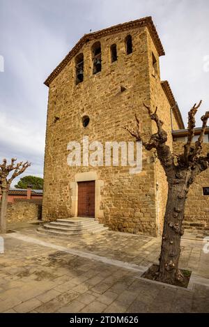 Kirche Sant Pere der Burg Vilopriu an einem bewölkten Herbstnachmittag (Baix Empordà, Girona, Katalonien, Spanien) ESP: Iglesia de Sant Pere de Vilopriu Stockfoto