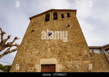 Kirche Sant Pere der Burg Vilopriu an einem bewölkten Herbstnachmittag (Baix Empordà, Girona, Katalonien, Spanien) ESP: Iglesia de Sant Pere de Vilopriu Stockfoto