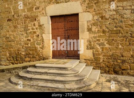 Kirche Sant Pere der Burg Vilopriu an einem bewölkten Herbstnachmittag (Baix Empordà, Girona, Katalonien, Spanien) ESP: Iglesia de Sant Pere de Vilopriu Stockfoto