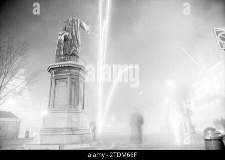 Feuerwerk am Grote Markt, Haarlem, Grote Markt, Niederlande, 30-12-1992, Whizgle News aus der Vergangenheit, zugeschnitten auf die Zukunft. Erkunden Sie historische Geschichten, das Image der niederländischen Agentur aus einer modernen Perspektive, die die Lücke zwischen den Ereignissen von gestern und den Erkenntnissen von morgen überbrückt. Eine zeitlose Reise, die die Geschichten prägt, die unsere Zukunft prägen Stockfoto