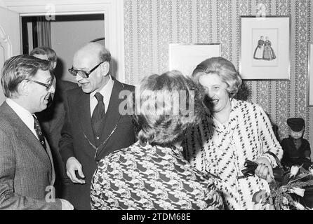 Installation von Bürgermeister Machielsen Zandvoort, Bürgermeister, 05-10-1977, Whizgle News aus der Vergangenheit, zugeschnitten auf die Zukunft. Erkunden Sie historische Geschichten, das Image der niederländischen Agentur aus einer modernen Perspektive, die die Lücke zwischen den Ereignissen von gestern und den Erkenntnissen von morgen überbrückt. Eine zeitlose Reise, die die Geschichten prägt, die unsere Zukunft prägen Stockfoto