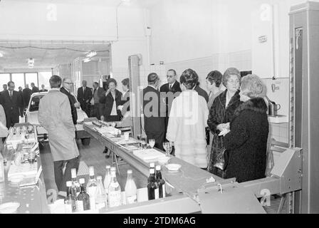 Eröffnung Tankstelle Gesamt, Eröffnung, Öffnungen, Inbetriebnahme, Gesamt, Haarlem, Friese Varkenmarkt, Niederlande, 28-03-1969, Whizgle News from the Past, maßgeschneidert für die Zukunft. Erkunden Sie historische Geschichten, das Image der niederländischen Agentur aus einer modernen Perspektive, die die Lücke zwischen den Ereignissen von gestern und den Erkenntnissen von morgen überbrückt. Eine zeitlose Reise, die die Geschichten prägt, die unsere Zukunft prägen Stockfoto