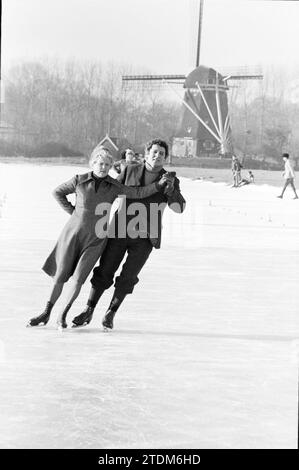 Reinigung der Eisbahn Ouderkerk aan de Amstel, Schlittschuhlaufen, Eis, Eisbahn, Eishockey, Ouderkerk aan de Amstel, 14.01.1982, Whizgle News from the Past, maßgeschneidert für die Zukunft. Erkunden Sie historische Geschichten, das Image der niederländischen Agentur aus einer modernen Perspektive, die die Lücke zwischen den Ereignissen von gestern und den Erkenntnissen von morgen überbrückt. Eine zeitlose Reise, die die Geschichten prägt, die unsere Zukunft prägen Stockfoto
