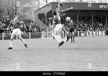 Fußballspiel HFC - EDO, Haarlem, Nederland, Whizgle News aus der Vergangenheit, maßgeschneidert für die Zukunft. Erkunden Sie historische Geschichten, das Image der niederländischen Agentur aus einer modernen Perspektive, die die Lücke zwischen den Ereignissen von gestern und den Erkenntnissen von morgen überbrückt. Eine zeitlose Reise, die die Geschichten prägt, die unsere Zukunft prägen Stockfoto