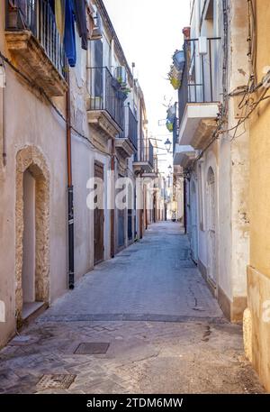 Typische kleine Straße auf der Insel Ortigia, Syrakus in Sizilien, Italien Stockfoto