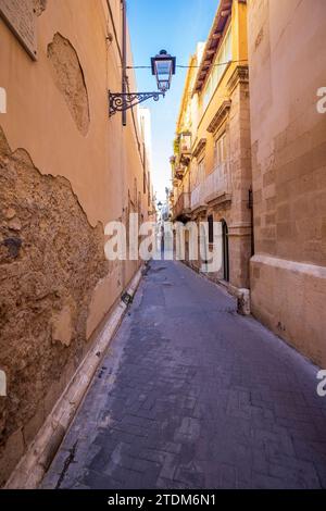 Typische kleine Straße auf der Insel Ortigia, Syrakus in Sizilien, Italien Stockfoto