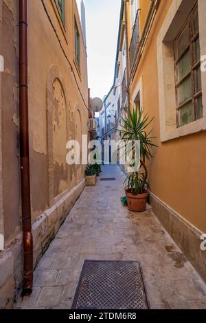 Typische kleine Straße auf der Insel Ortigia, Syrakus in Sizilien, Italien Stockfoto