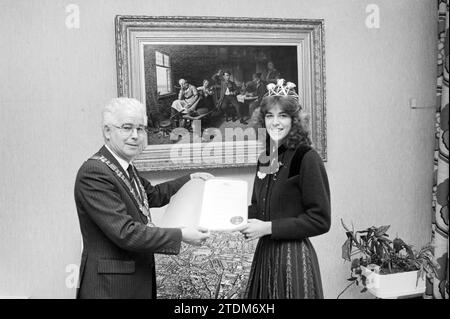 Tulip Queen Albany, USA, City Office B'wijk, Flowers and Flower Girls, Beverwijk, Niederlande, 15-10-1985, Whizgle News from the Past, Tailored for the Future. Erkunden Sie historische Geschichten, das Image der niederländischen Agentur aus einer modernen Perspektive, die die Lücke zwischen den Ereignissen von gestern und den Erkenntnissen von morgen überbrückt. Eine zeitlose Reise, die die Geschichten prägt, die unsere Zukunft prägen Stockfoto