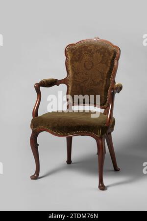 Stuhl, anonym, 1740 - 1760 Armstuhl aus Mahagoni. Die Möbel sind überdacht und liegen auf überhängenden, gestreckten S-förmigen Beinen, die sich ohne Unterbrechung in das Sitzfenster verwandeln. Das Sitzfenster ist halbkugelförmig und nach vorne geduftet; gekuppelte Vorlinie. Die Armlehnensterne sind rückwärts angeordnet, S-förmig gestreckt und die Nachbarschaften leicht ausgezogen. Die C-förmigen Armlehnen haben Polster. Die überstürzte Heckscheibe ruht auf kurzen Streben. Die Stile sind modelliert, ebenso wie die obere Schwelle, die in der Mitte eine gestochene Blume hat. Frankreich Holz (Pflanzenmaterial). Mahagoni (Holz). Textilmaterial Stockfoto