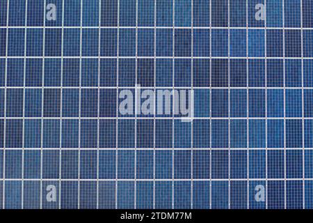 Die Oberfläche von Solarpaneelen, horizontale Ausrichtung. Energiekonzept. Stockfoto