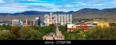 Downtown Boise, Idaho, mit Capitol Blvd, der zum Idaho State Capitol führt Stockfoto