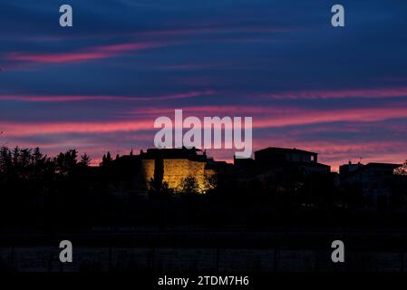 Schloss Marzà bei Sonnenaufgang mit rötlichem Himmel beleuchtet (Alt Empordà, Gerona, Katalonien, Spanien) ESP: Castillo de Marzà iluminado en un amanecer (Gerona) Stockfoto