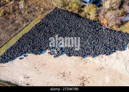 Aus der Vogelperspektive vieler alter Reifen von Gebrauchtwagen. Umweltverschmutzung. Reifen kippen. Stockfoto