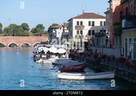 Canale di Mezzo, Ponte dei Voltoni (Voltoni-Brücke) der venezianischen Befestigungsanlagen Fortezza di Peschiera (Festung Peschiera del Garda), die als Weltkulturerbe eingestuft sind Stockfoto