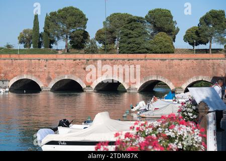 Canale di Mezzo, Ponte dei Voltoni (Voltoni-Brücke) der venezianischen Befestigungsanlagen Fortezza di Peschiera (Festung Peschiera del Garda), die als Weltkulturerbe eingestuft sind Stockfoto