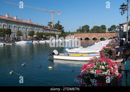 Canale di Mezzo, Ponte dei Voltoni (Voltoni-Brücke) der venezianischen Befestigungsanlagen Fortezza di Peschiera (Festung Peschiera del Garda), die als Weltkulturerbe eingestuft sind Stockfoto