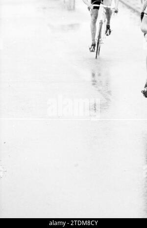 Finish North Holland Cycling Champion, Cycling, 23.05.1981, Whizgle News from the Past, Tailored for the Future. Erkunden Sie historische Geschichten, das Image der niederländischen Agentur aus einer modernen Perspektive, die die Lücke zwischen den Ereignissen von gestern und den Erkenntnissen von morgen überbrückt. Eine zeitlose Reise, die die Geschichten prägt, die unsere Zukunft prägen Stockfoto