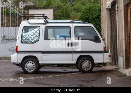 SEMUR-EN-AUXOIS, FRANKREICH - 29. OKTOBER 2023: Dies ist ein Subaru Vanille Minibus von einem japanischen Hersteller, der auf einer Stadtstraße parkt. Stockfoto